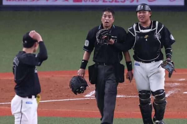 白井球審が佐々木投手に詰め寄る写真