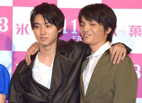 岡山天音さんと山崎賢人さんが肩を組んでいる写真