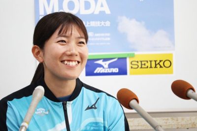 記者会見中の兒玉芽生選手の写真