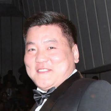 アル＝ザイール役のエルヘムバヤル・ガンボルドさんの写真