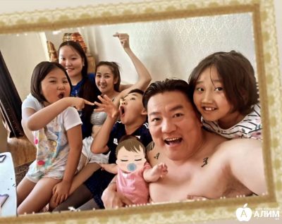 エルヘムバヤルさんと家族の写真