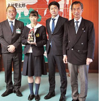 近藤希美選手、父、監督、市長との写真
