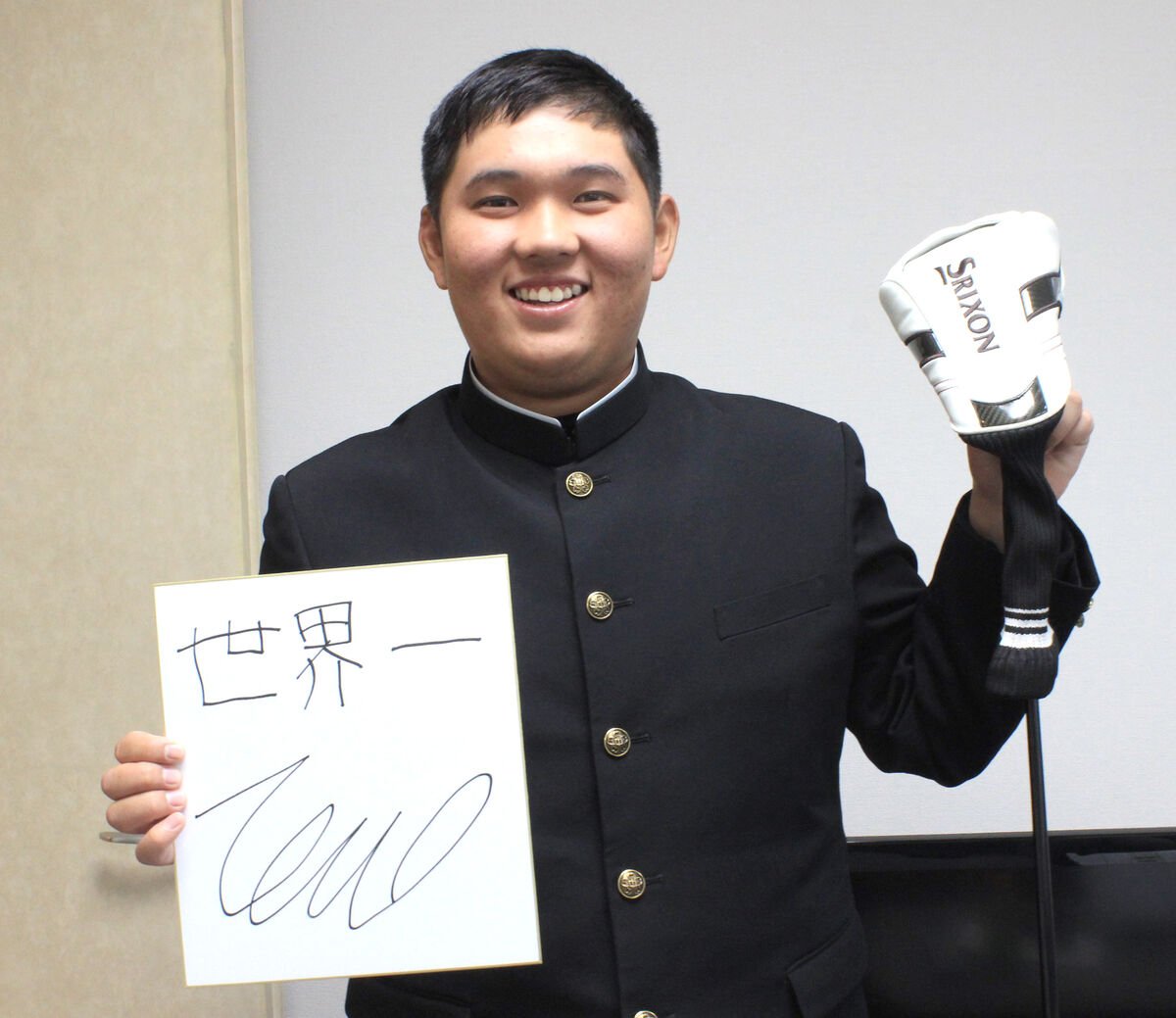 ドライバーを手にする香川友選手の写真