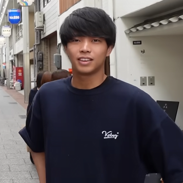KEBOZのTシャツを着ているサイコさん