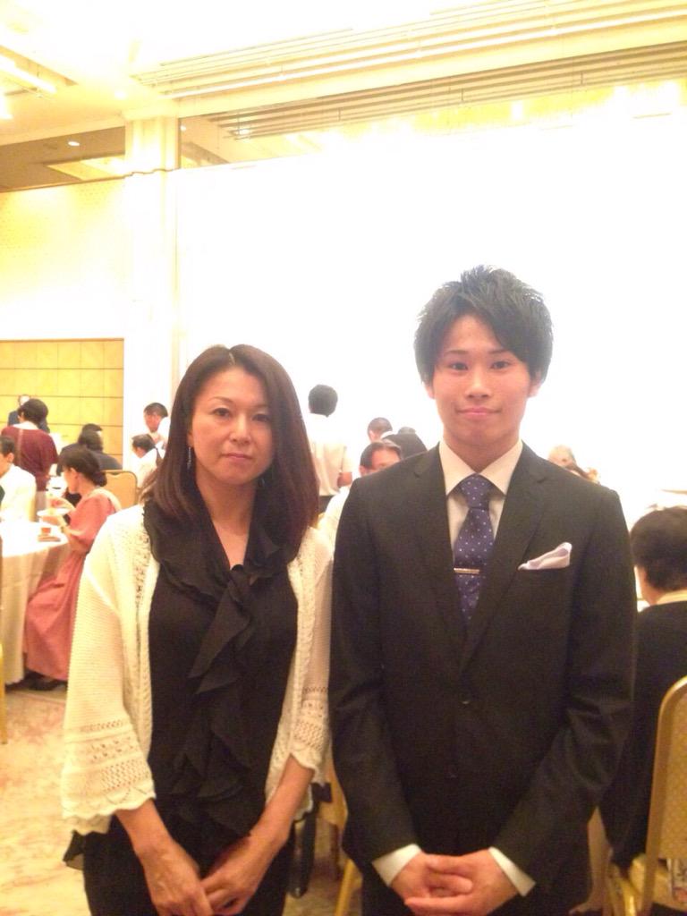萱和磨選手と母・恵子さんのツーショット写真