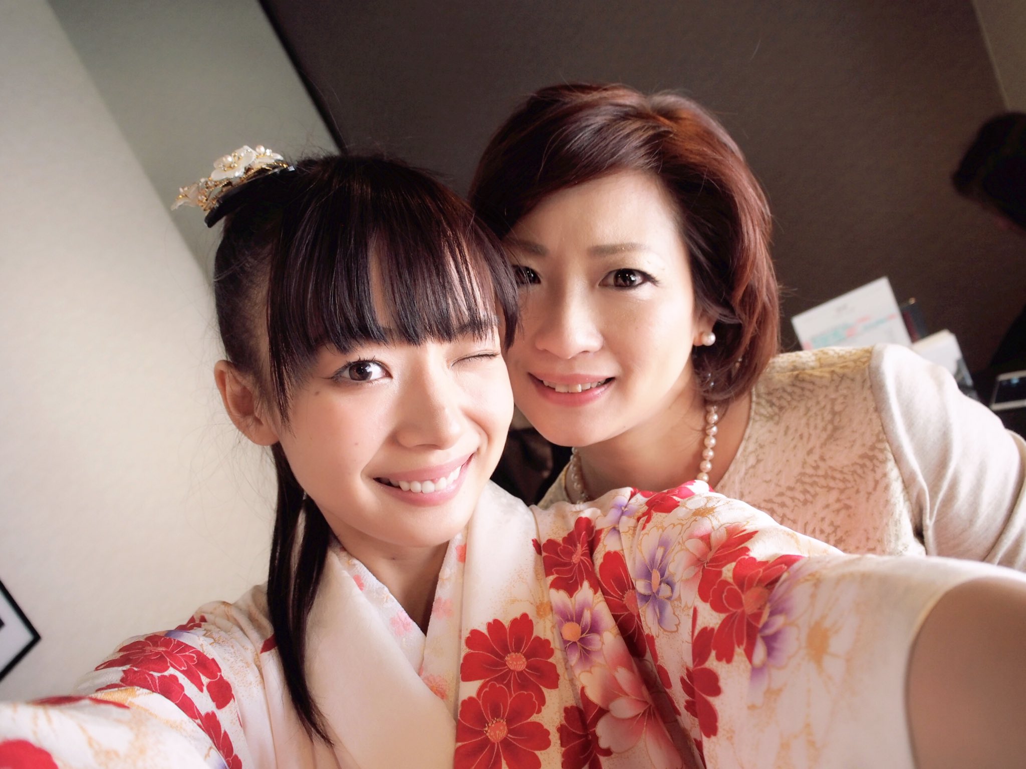 岡田紗佳さんとお母さんのツーショット写真②