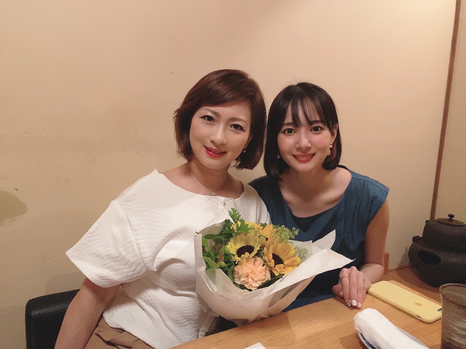 岡田紗佳さんとお母さんのツーショット写真①
