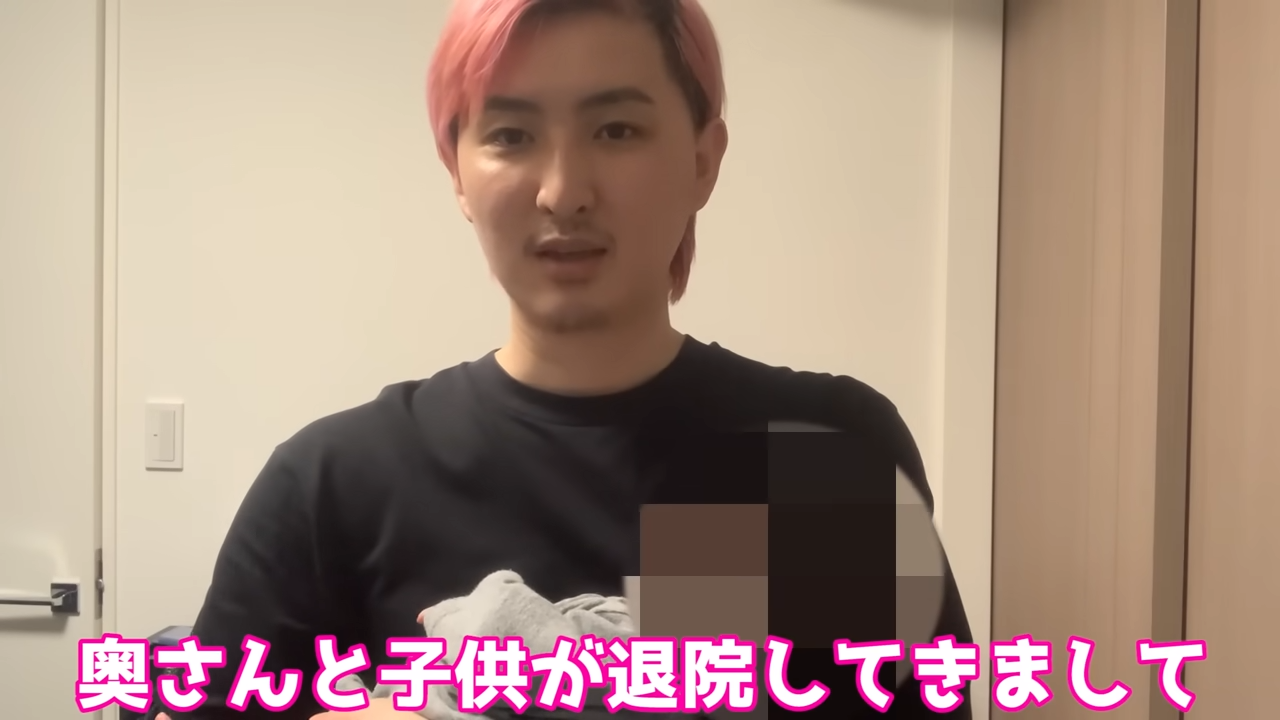 誕生した娘を抱く名人さんの写真