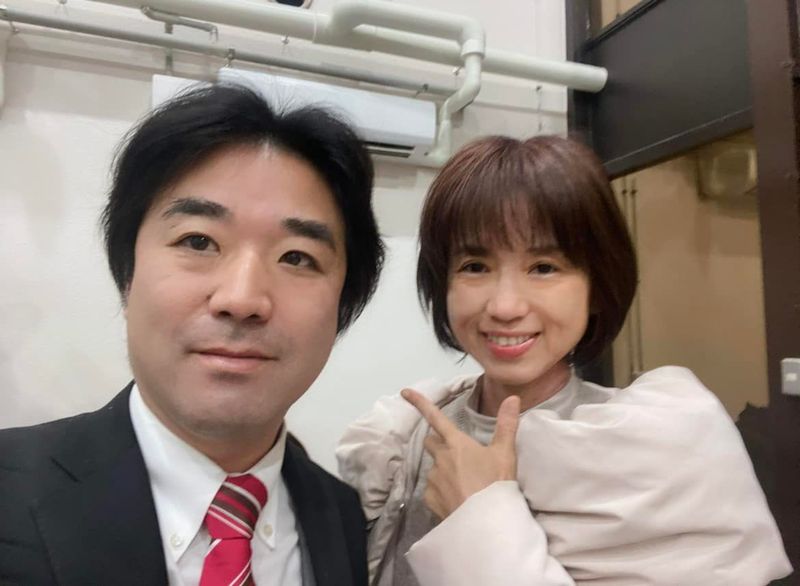 外山まき議員と黒川敦彦氏のツーショット写真