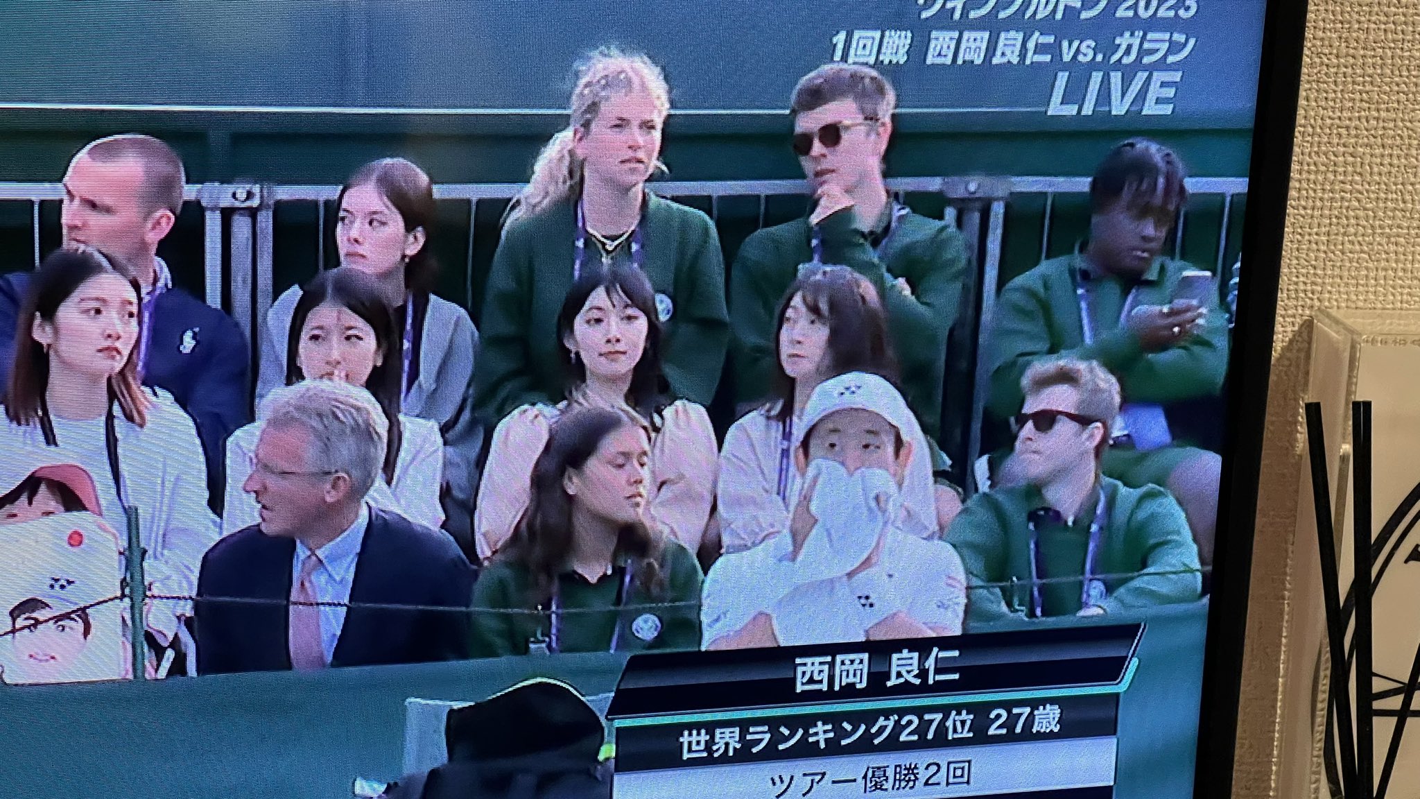 西岡良仁選手のお母さんと一緒に観戦する檜山沙耶さんの写真